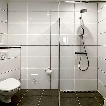 Lovely Ground Floor Flat 3*